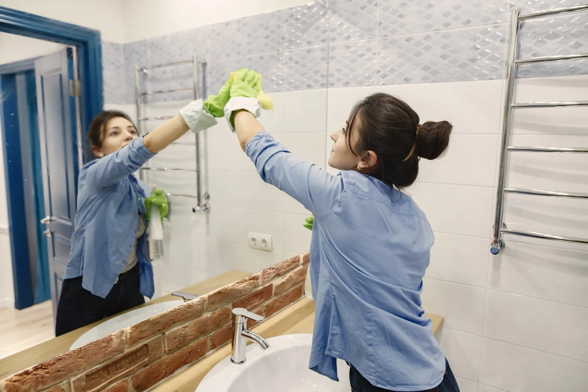 imgi_10_housewife-woking-home-lady-blue-shirt-woman-bathroom_1157-45526